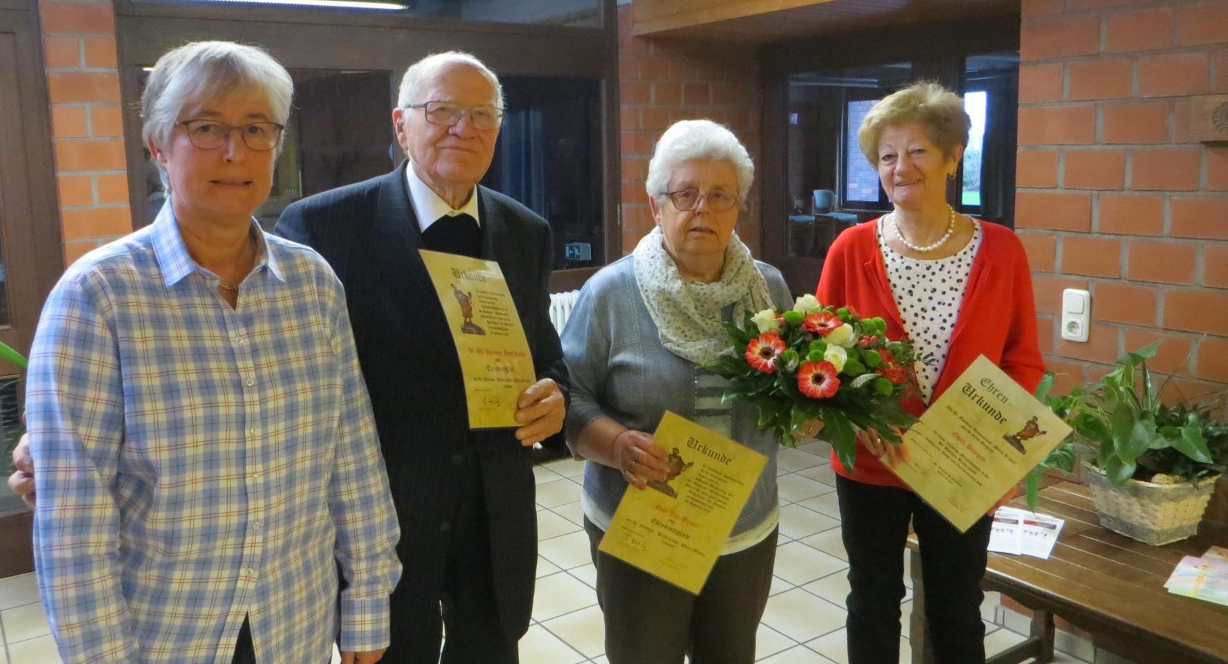Die im Amt bestätigte 1. Vorsitzende Maria Thelen (links) gratuliert Pfarrer Hermann Josef Kaiser und Ilse Breuer zur Ehrenmitgliedschaft. Edith Bongen (rechts) wird für 25-jährige Mitgliedschaft in der Bruderschaft geehrt.