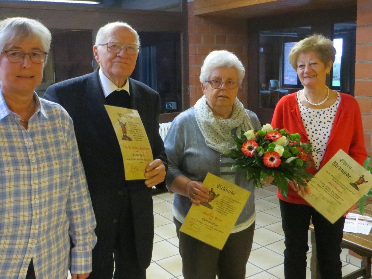 Die im Amt bestätigte 1. Vorsitzende Maria Thelen (links) gratuliert Pfarrer Hermann Josef Kaiser und Ilse Breuer zur Ehrenmitgliedschaft. Edith Bongen (rechts) wird für 25-jährige Mitgliedschaft in der Bruderschaft geehrt.