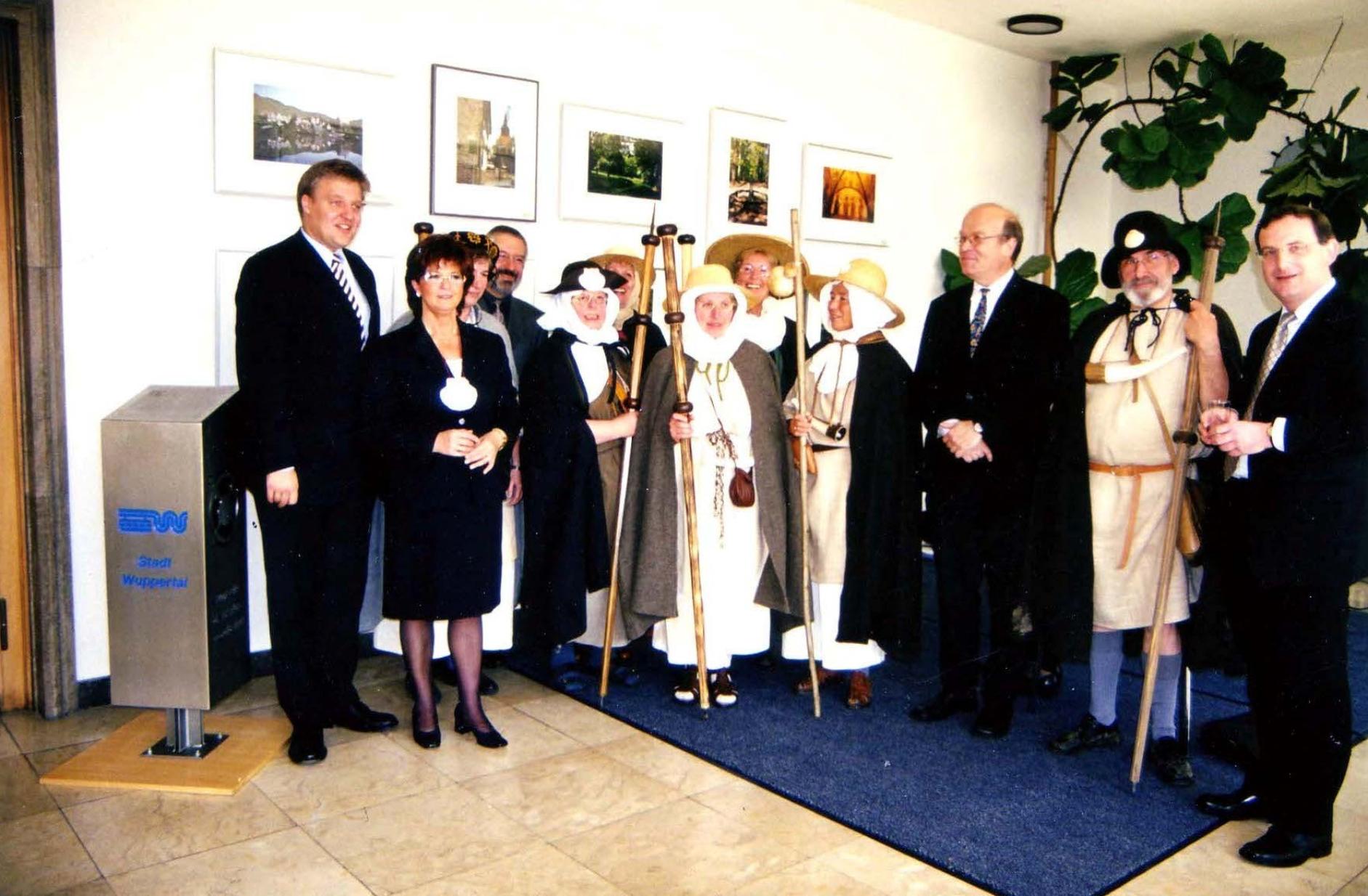 Pilgergruppe bei einer Ausstellung im Kreishaus Düren